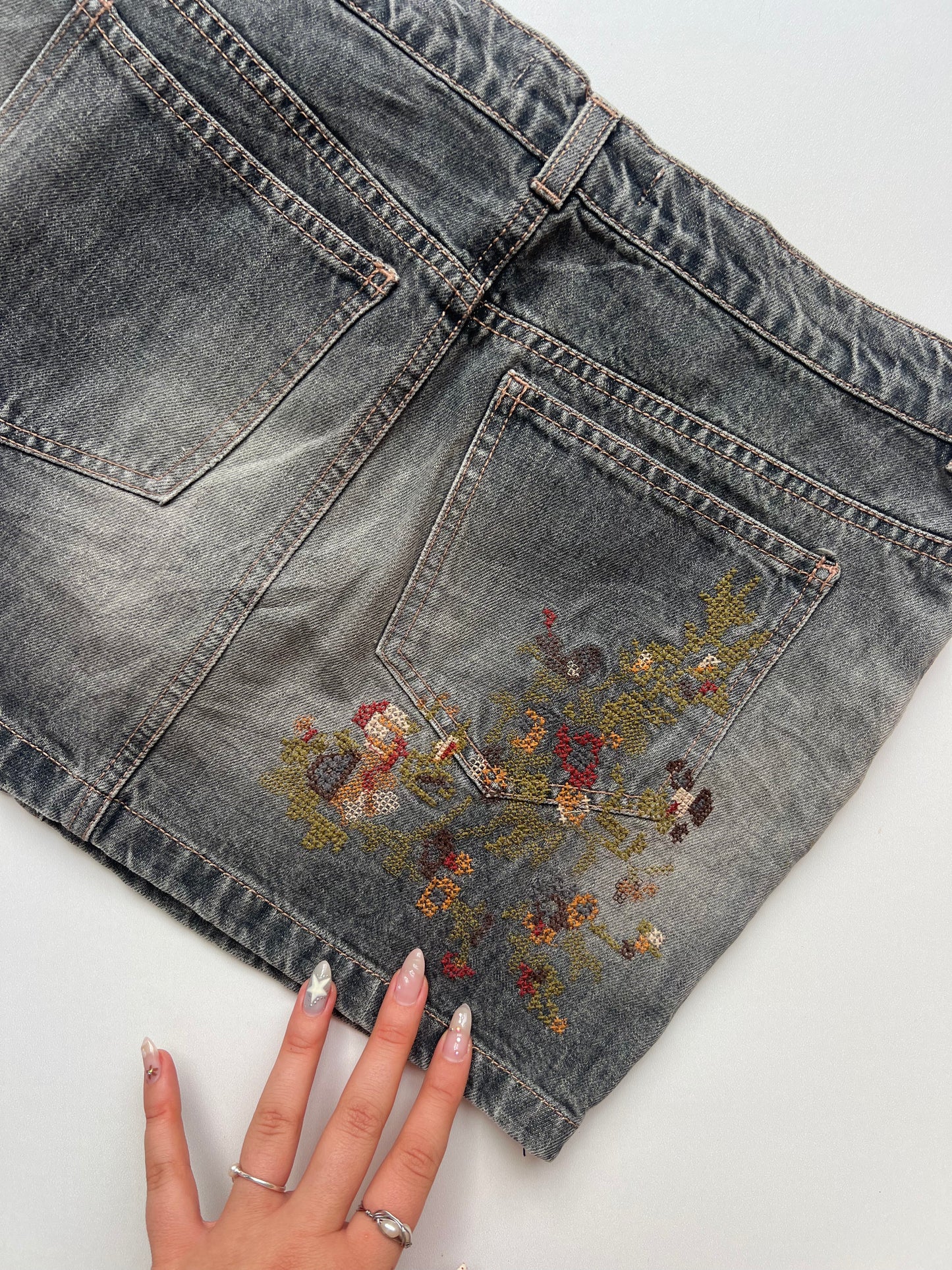 00s grey embroidered mini skirt- size M