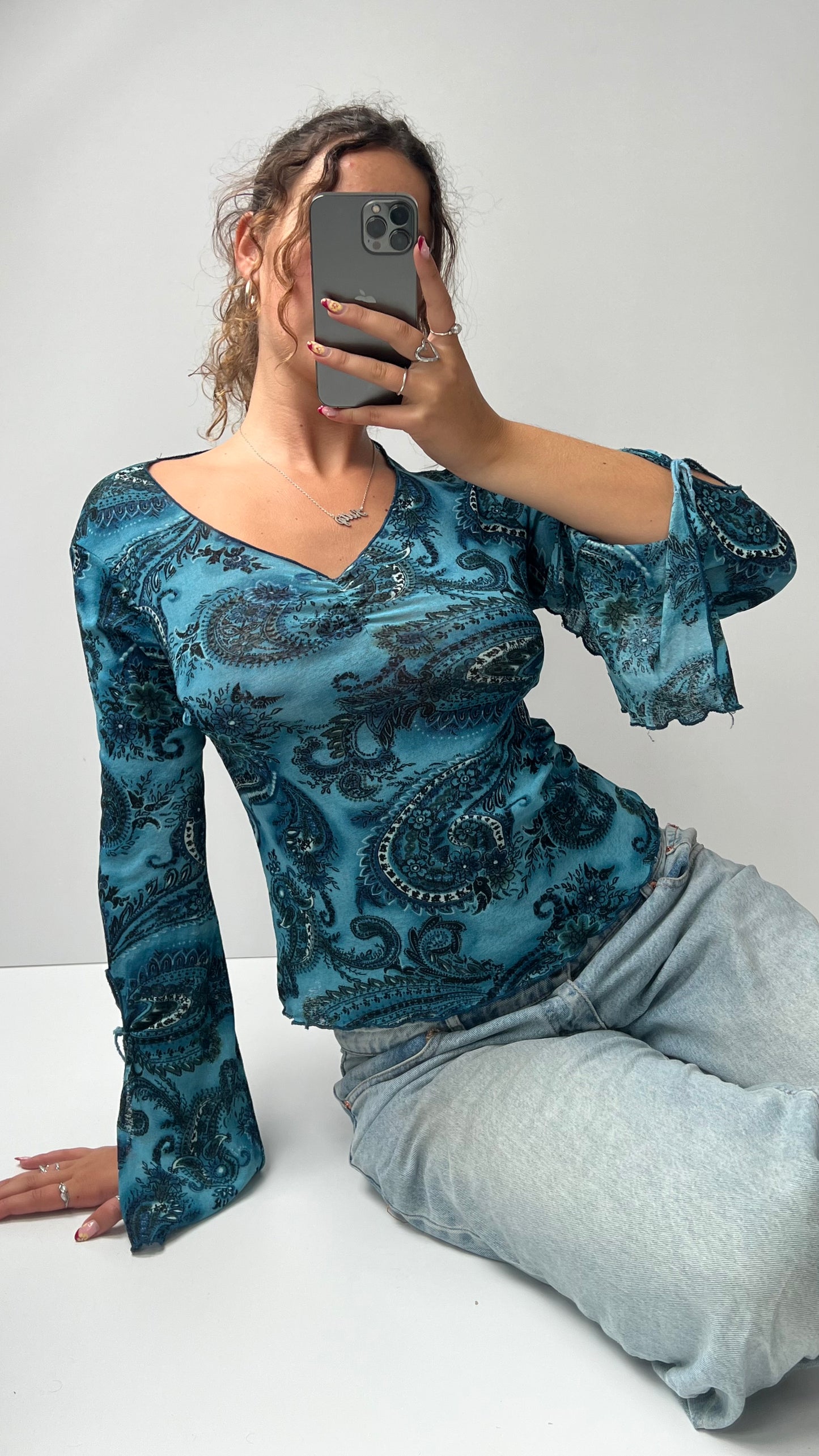 00s blue paisley long sleeve top- size M