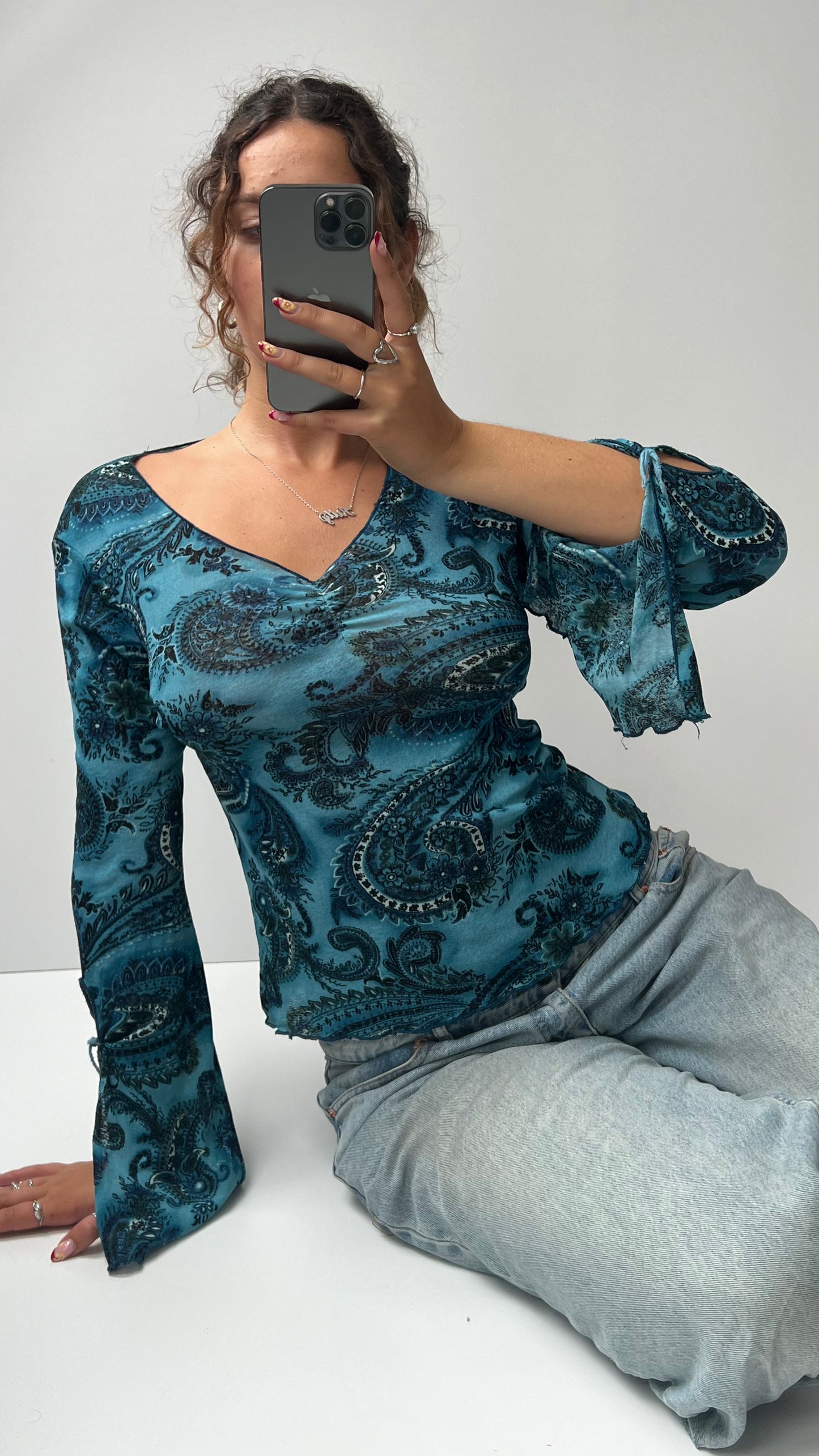00s blue paisley long sleeve top- size M