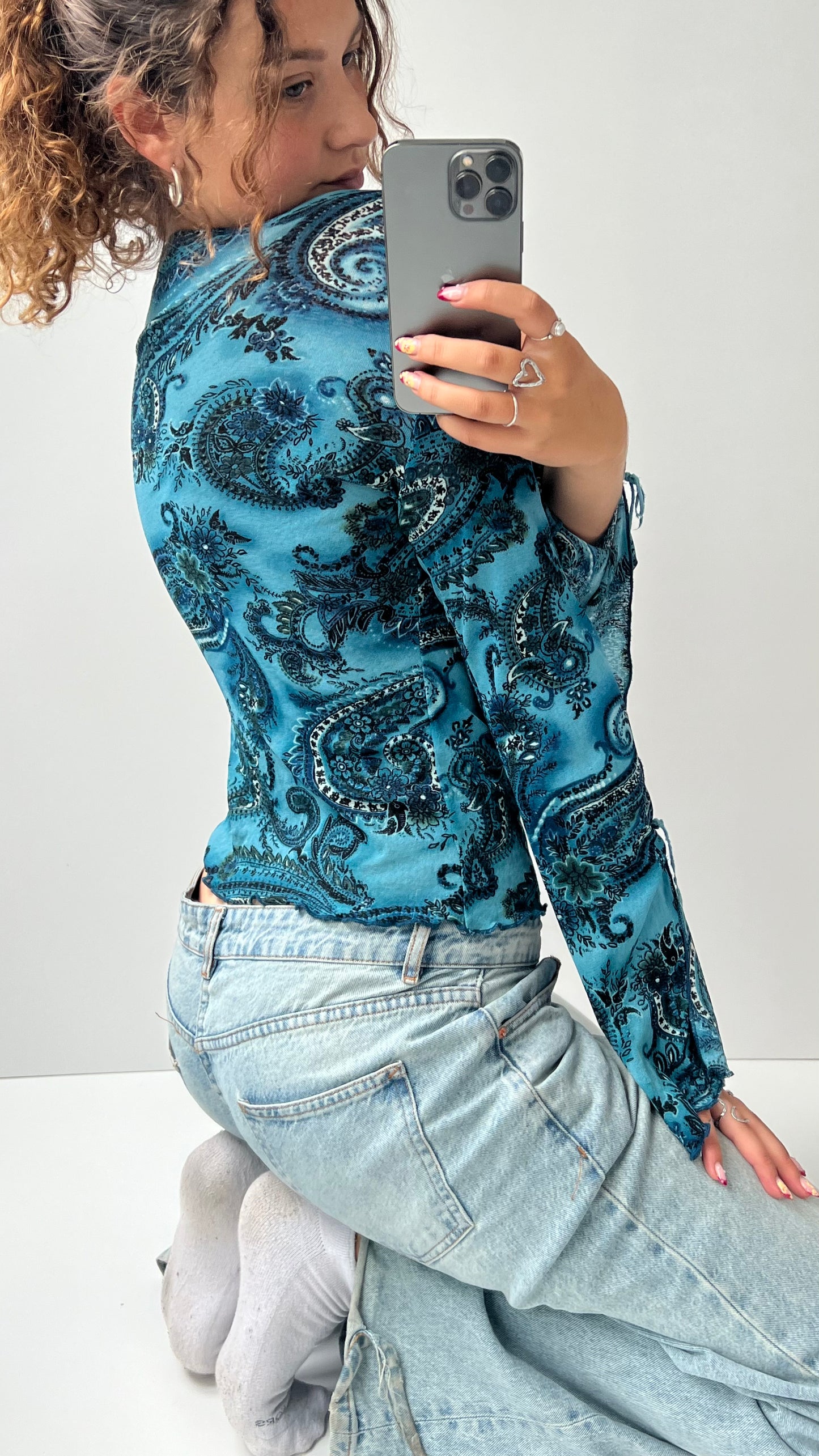 00s blue paisley long sleeve top- size M