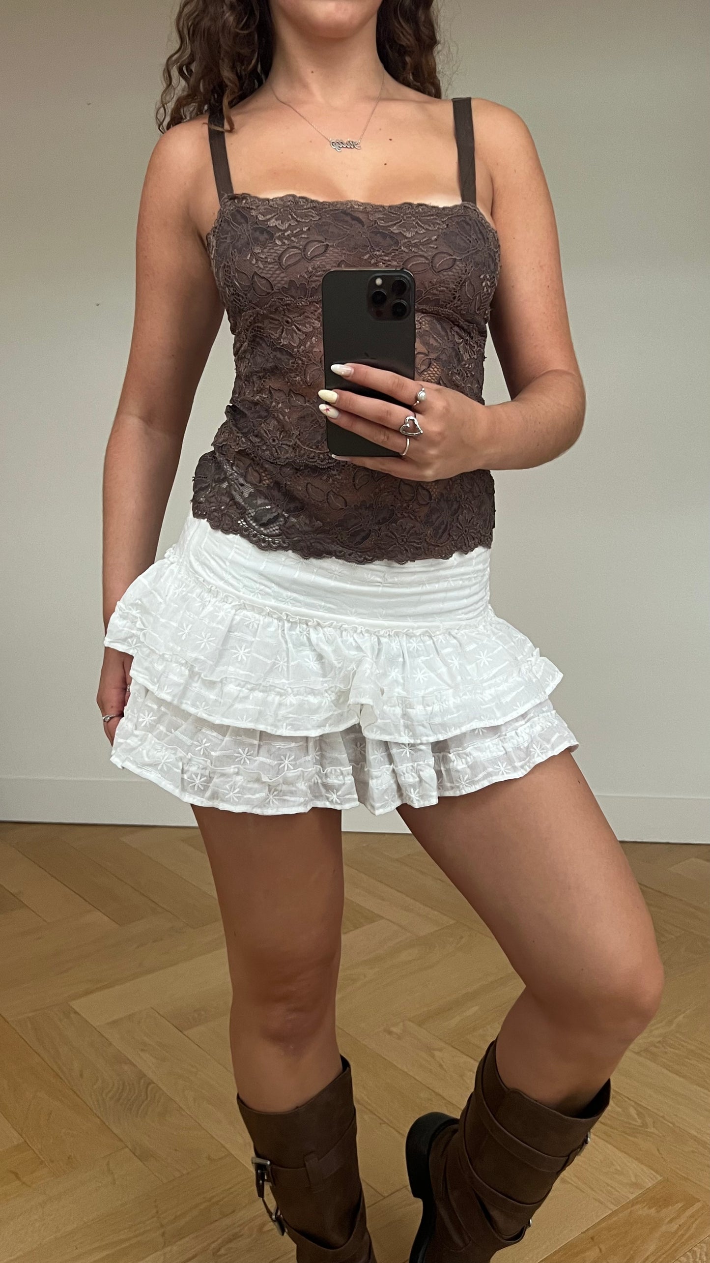 00s white embroidered mini skirt- size M