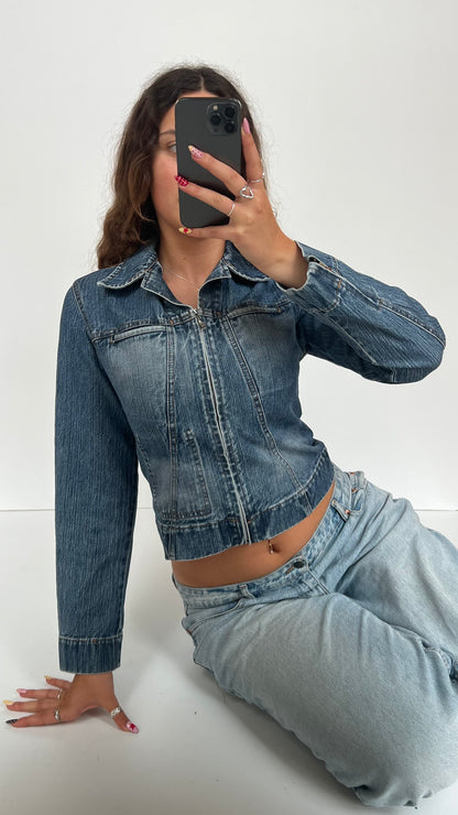 00s denim jacket- size M
