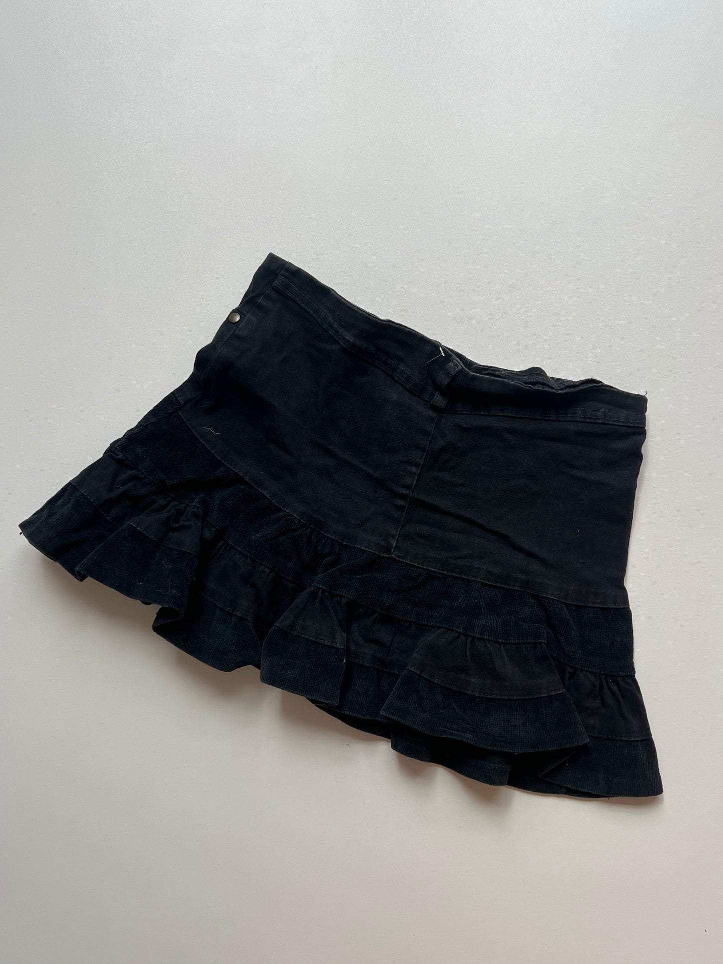 00s black ruffle mini skirt- size S