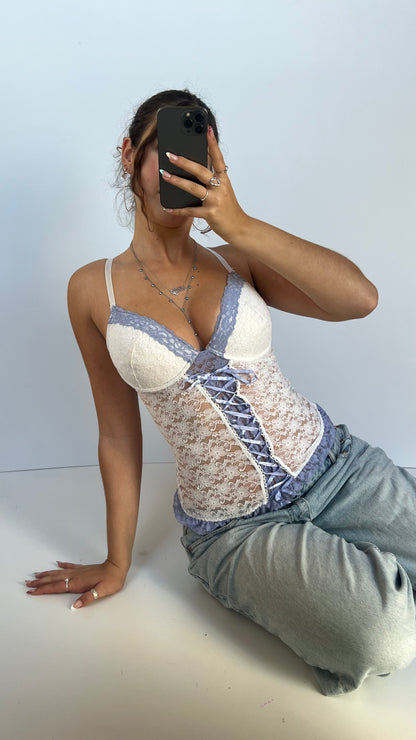 00s white lace corset- size M