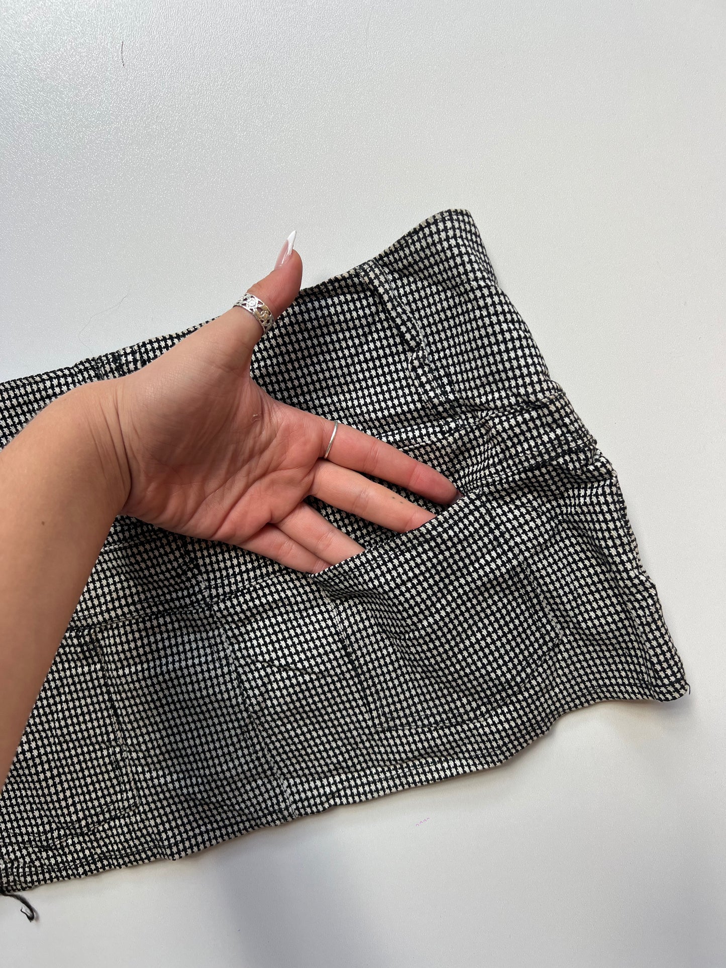 00s black patterned mini skirt- size S