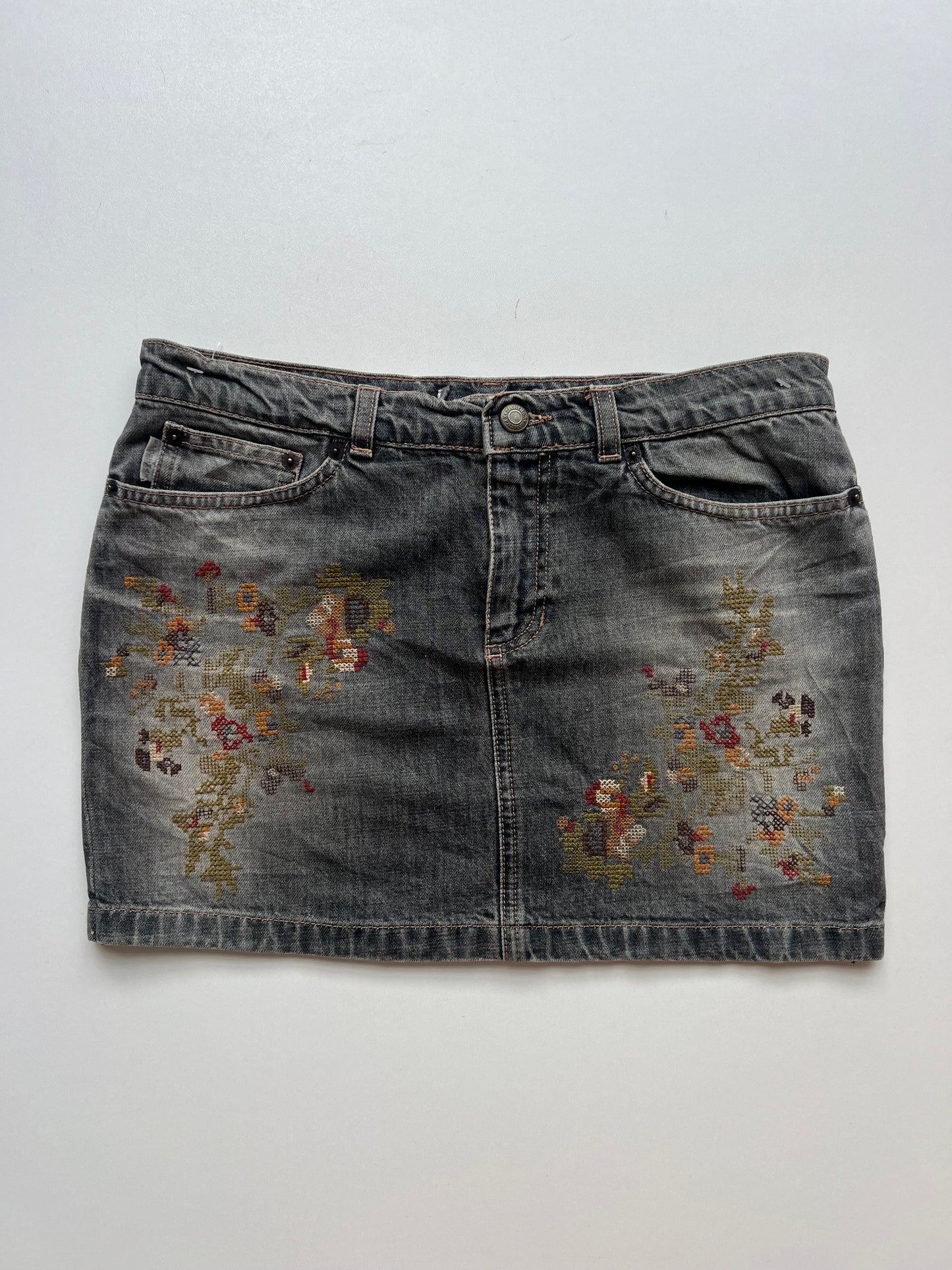 00s grey embroidered mini skirt- size M