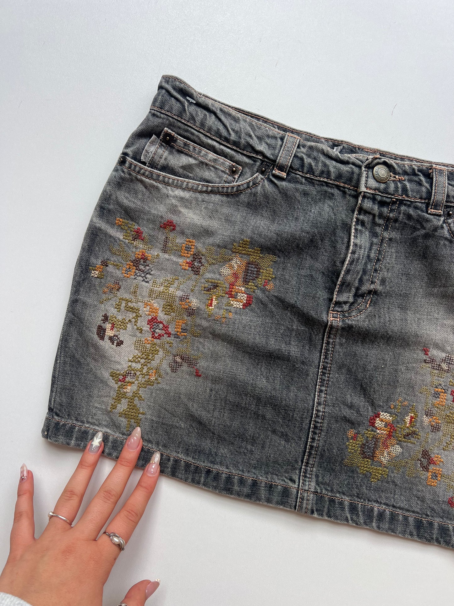 00s grey embroidered mini skirt- size M