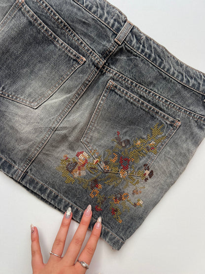 00s grey embroidered mini skirt- size M
