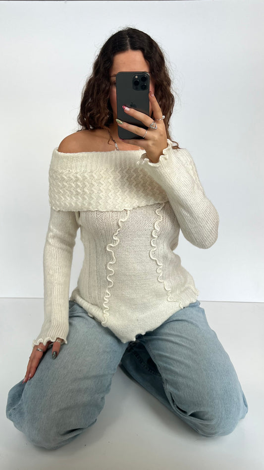 00s white knit jumper- size M