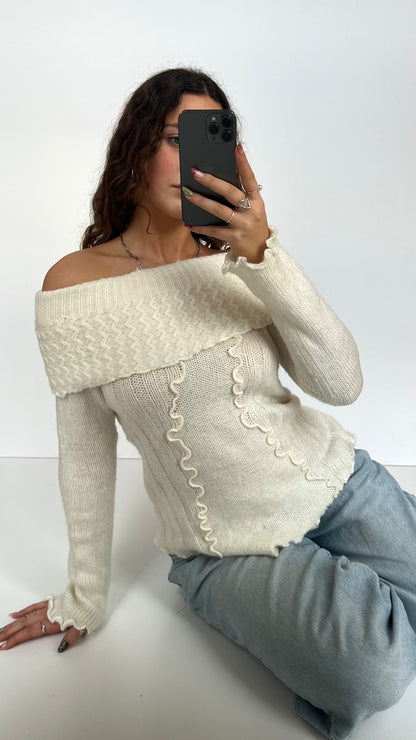 00s white knit jumper- size M