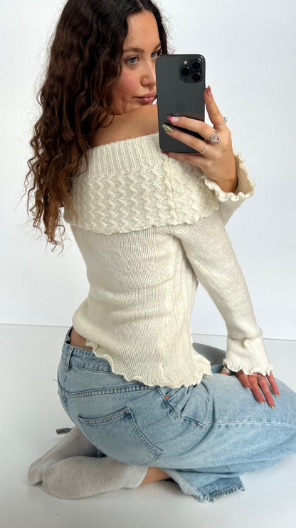 00s white knit jumper- size M