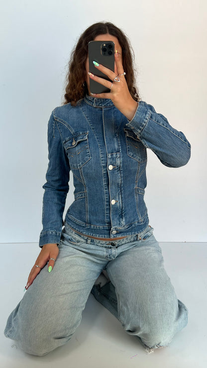 00s denim jacket- size M