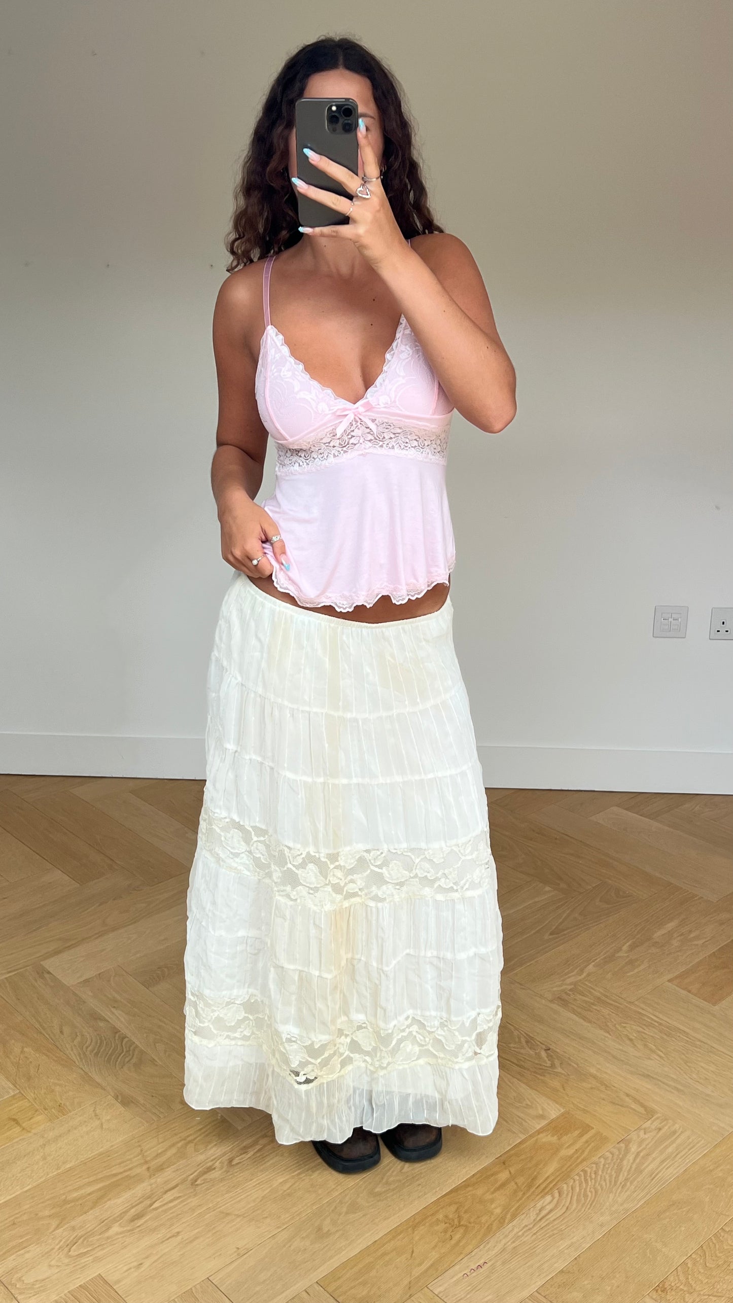 00s cream lace maxi skirt- size L