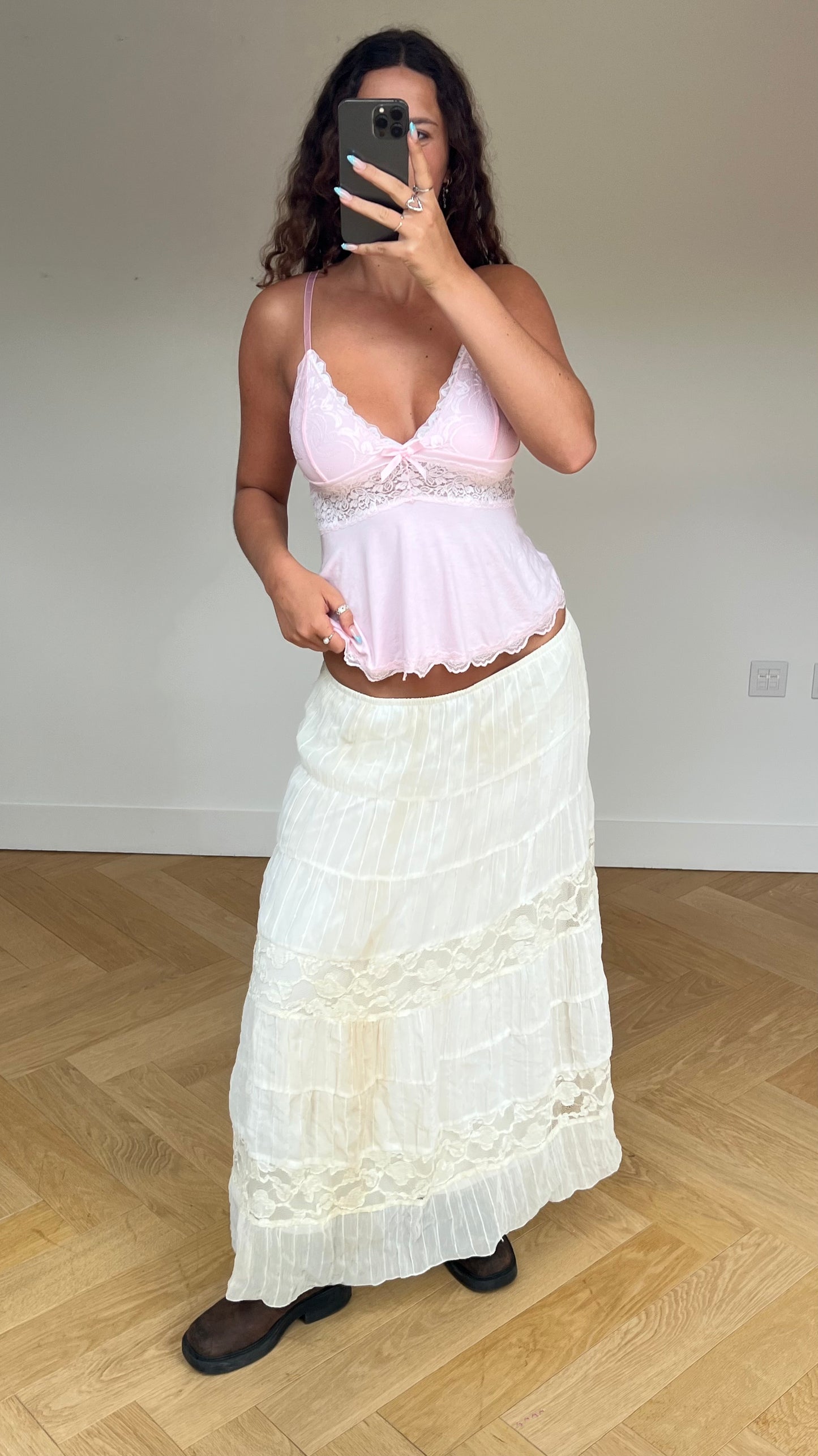 00s cream lace maxi skirt- size L