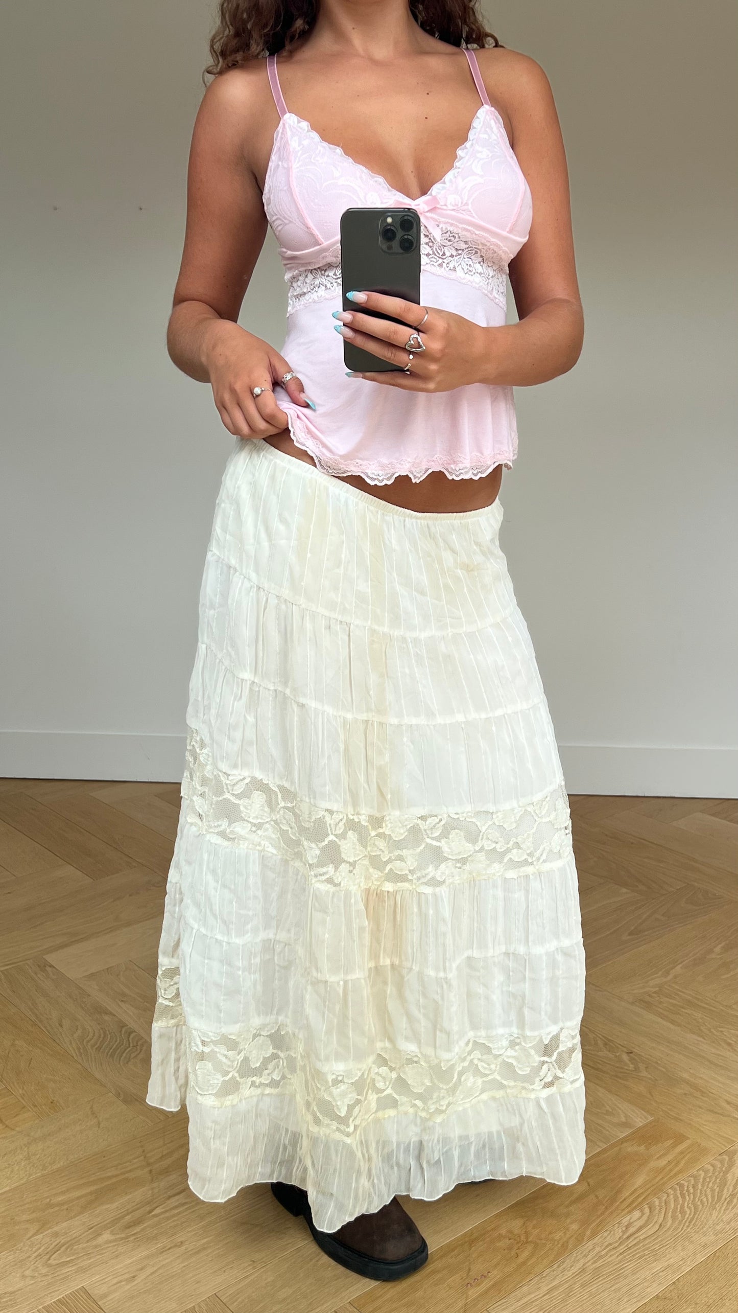 00s cream lace maxi skirt- size L